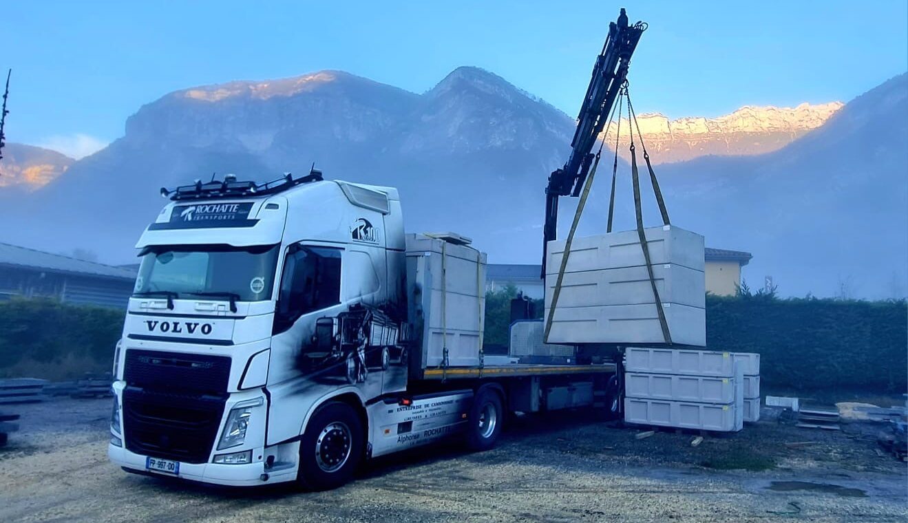 Volvo semi grue sur roll transport rochatte